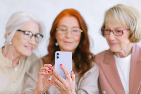 Les sites de rencontre seniors : notre guide pour 2025